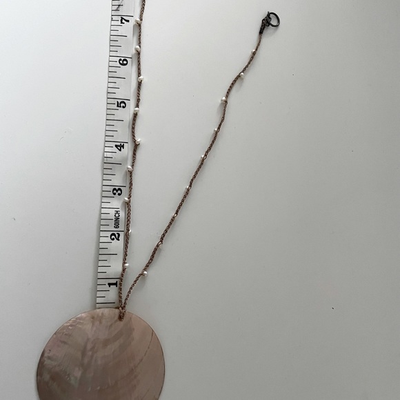 Shell necklace with small pearls on necklace - Picture 4 of 4